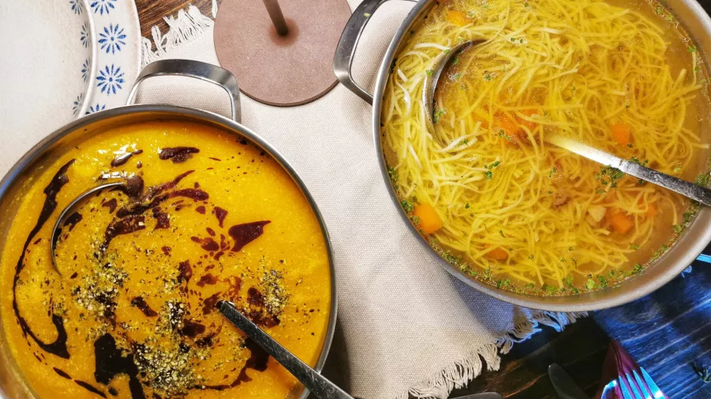 Bučna in goveja juha / Foto: Miha First