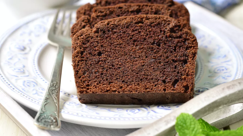 Chocolate banana cake for a breakfast on a wooden tray. / Foto: Lilechka75