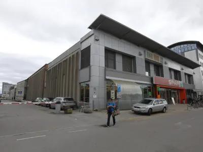 Na mestu, kjer danes stojita trgovina Spar in bližnji skladi&scaron;čni objekt, je načrtovana gradnja stanovanjske stavbe s 150 stanovanji. Foto: Luka Cjuha