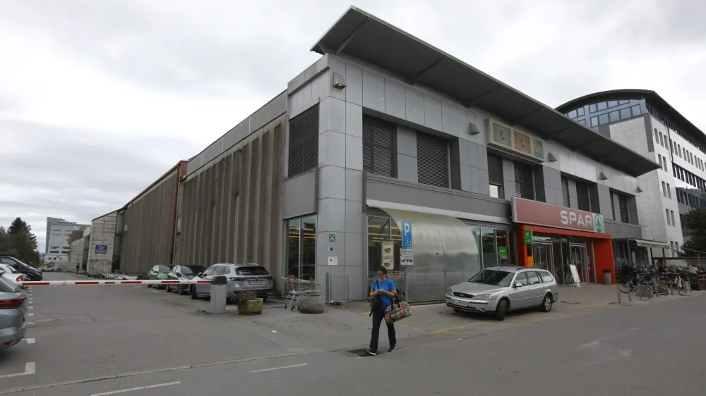 Na mestu, kjer danes stojita trgovina Spar in bližnji skladi&scaron;čni objekt, je načrtovana gradnja stanovanjske stavbe s 150 stanovanji. Foto: Luka Cjuha