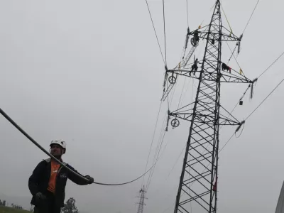 Elektro Primorska - popravilo električnih dajnovodov - električni daljnovod - elektrika - električni daljnovod - elektrifikacija - 01.10.2014 - odpravljanje posledic po ledeni ujmi - sanacija po žledolomu - žledolom - ledena ujma -  ///FOTO: Luka CjuhaOPOMBA: ZA OBJAVO V PRILOGI &ndash; DNEVNIKOV OBJEKTIV - REPORTAŽA 2014.