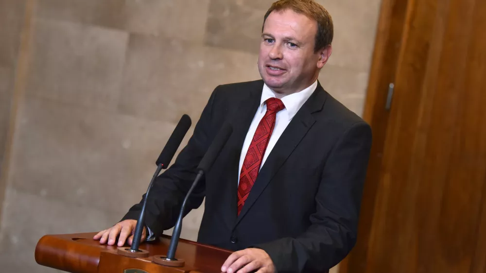 Ljubljana, Vila Podroznik.Posvetovanja predsednika republike Boruta Pahorja z vodji poslanskih skupin o moznem kandidatu za mandatarja.Poslanec madzarske narodne manjsine Ferenc Horvath je po sestanku s predsednikom republike dal izjavo za medije.