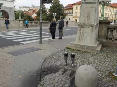 19.9.2024 - Umetni&scaron;ka intervencija - Zmajski most - &scaron;kornji - sencaFOTO: Luka Cjuha