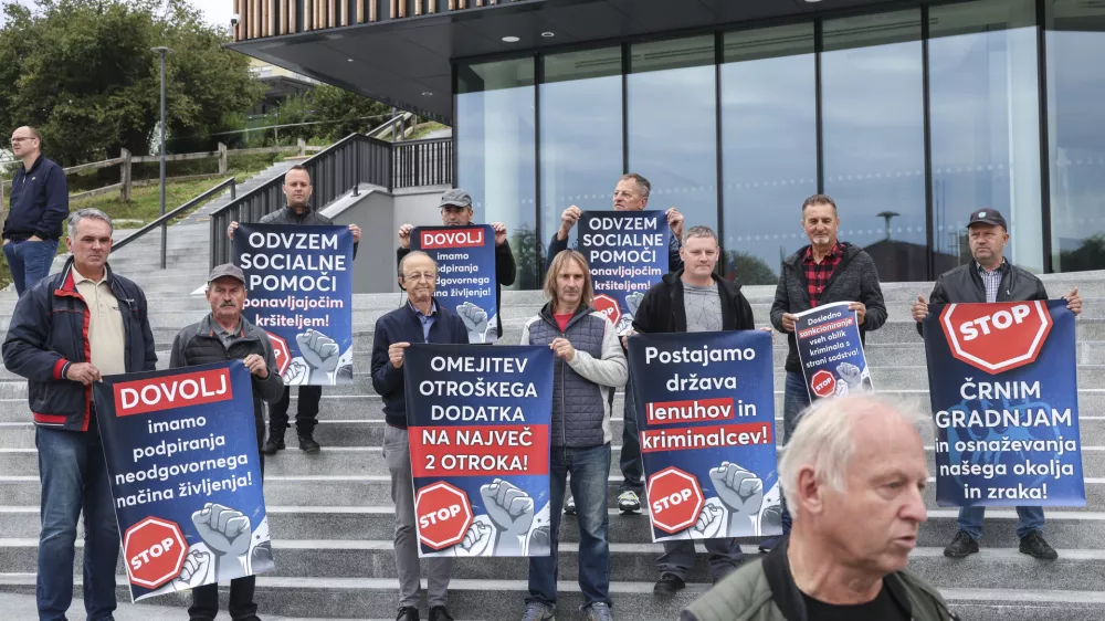 - 19.09.2024 - V Kulturnem domu v &Scaron;kocjanu je bila seja Medresorske vladne komisije za urejanje položaja Romov, medtem bo pred kulturnim domom tudi protestni shod//FOTO: Jaka Gasar
