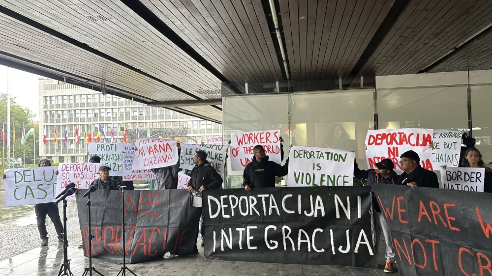 Čeprav se v Sloveniji spopadamo s pomanjkanjem delovne sile, pa je vse več primerov, ko prosilce za azil, ki v Sloveniji že dlje časa delajo in so koristna delovna sila, ministrstvo čez noč deportira. Foto: Ga&scaron;per Straži&scaron;ar