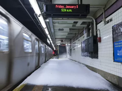 Snow makes it way down to the platform of the 65th Street subway station during a winter storm in New York January 3, 2014. A major snowstorm producing blizzard-like conditions hammered the northeastern United States on Friday, causing more than 1,000 U.S. flight delays and cancellations, paralyzing road travel, and closing schools and government offices. REUTERS/Zoran Milich (UNITED STATES - Tags: SOCIETY ENVIRONMENT TRANSPORT)