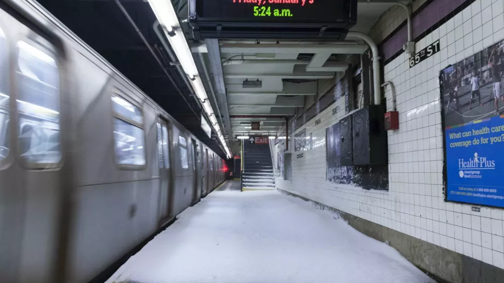 Snow makes it way down to the platform of the 65th Street subway station during a winter storm in New York January 3, 2014. A major snowstorm producing blizzard-like conditions hammered the northeastern United States on Friday, causing more than 1,000 U.S. flight delays and cancellations, paralyzing road travel, and closing schools and government offices. REUTERS/Zoran Milich (UNITED STATES - Tags: SOCIETY ENVIRONMENT TRANSPORT)