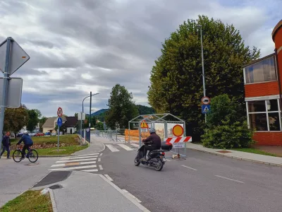 V lanski ujmi močno po&scaron;kodovan most čez Soro ostaja zaprt za promet, kak&scaron;na bo tamkaj&scaron;nja ureditev po obnovi, pa &scaron;e ni znano. Foto:&nbsp; Tina Jereb