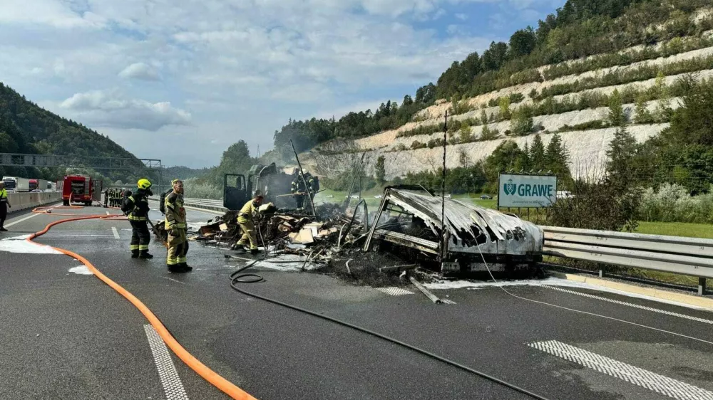 Posledice požara na &scaron;tajerski avtocesti.