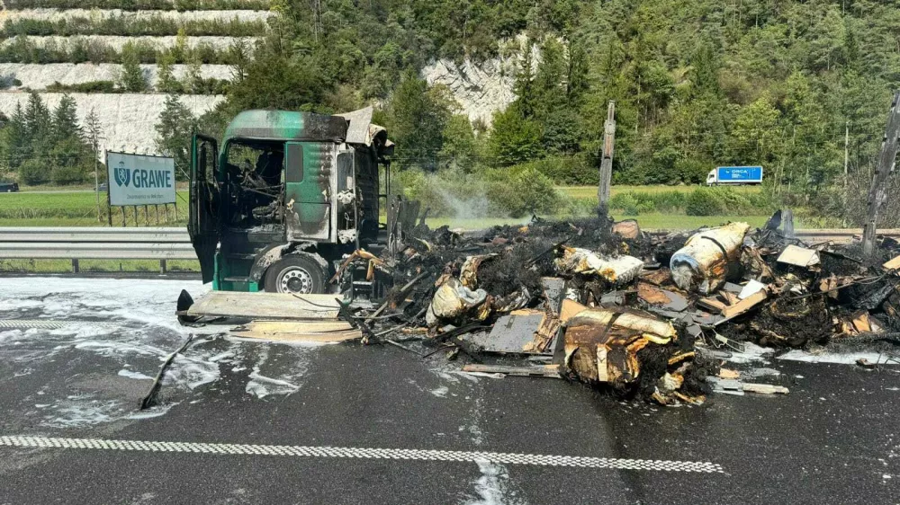 Posledice požara na &scaron;tajerski avtocesti.