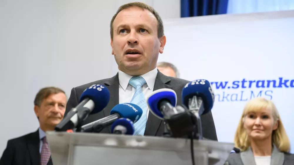 Ljubljana, prostori stranke LMS.Podpis dogovora o sodelovanju poslancev italijanske in madzarske narodne skupnosti s koalicijskimi strankami vlade za mandatno obdobje 2018-2022.Poslanec Madzarske narodne skupnosti Ferenc Horvath.