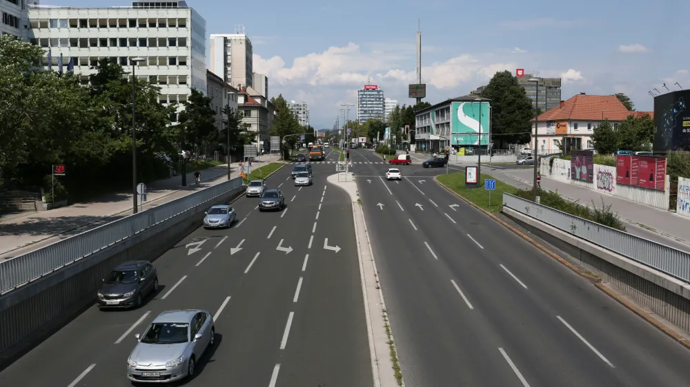 - 06.08.2019 &ndash; Dunajska cesta v Ljubljani pred ureditvijo kolesarskih in pe&scaron; povr&scaron;in ob Dunajski cesti, ki predvideva 2,5 metra ožje vozi&scaron;če na &scaron;tiripasovnem odseku in 1,5 metra na odseku z dvema pasovoma med Ruskim carjem in Ježico.  //FOTO: Luka Cjuha.