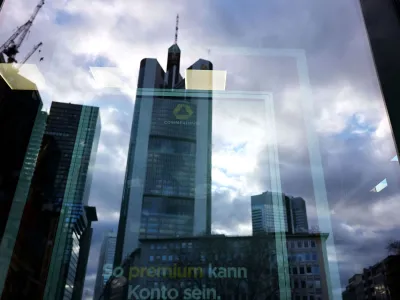 Pred začetkom prodaje paketa delnic nem&scaron;ki politični vrh ni slutil, da Unicredit Bank preži v zasedi in da se bo tistega torkovega večera, po zaključku trgovanja na frankfurtski borzi, potegovala za nakup paketa delnic Commerzbank. Foto: Reuters&nbsp;