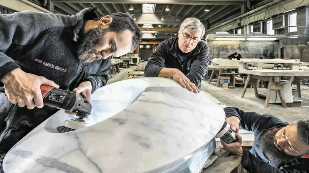 Kljub sodobni tehnologiji, ki jo uporabljajo v podjetju, ve&scaron;čih rok kamnosekov ne more nadomestiti prav nič.