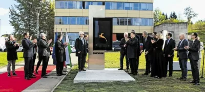 Obeležje v Tehnolo&scaron;kem parku Ljubljana je odprl ljubljanski župan Zoran Janković skupaj s predstavniki zlatih gazel. (Foto: Bojan Velikonja)