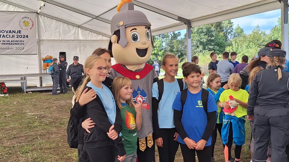 Maskota Flori med tekmovalci in gledalci / Foto: Gasilska Zveza Slovenije
