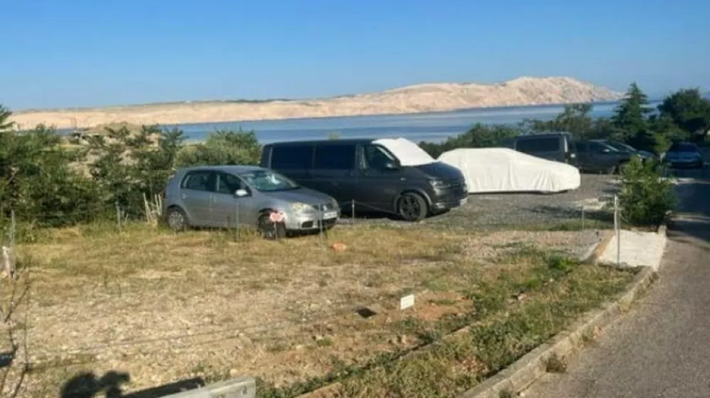 Neurejeno parkiri&scaron;če.