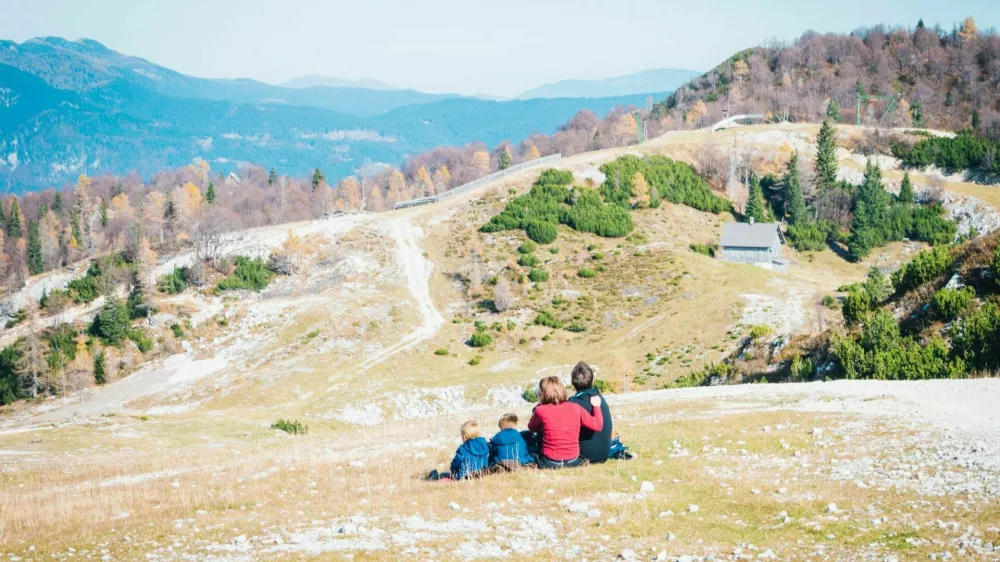 Family with two children admires the mountains, relaxing in nature. Slovenia, Vogel. / Foto: Aleksandra Kaiudina