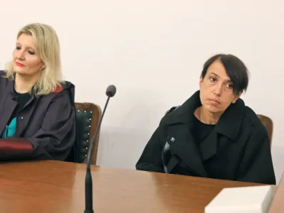 Irena Tihec (desno) in njena odvetnica Vesna Gy&ouml;rk&ouml;s Žnidar vztrjajata pri tem, da je &scaron;lo za samoobrambo. Foto: Andrej Petelin&scaron;ek, Večer