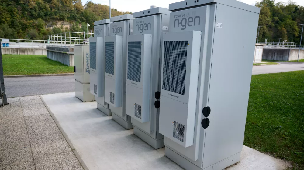 Hranilniki električne energije so povezani s sončno elektrarno, ki v primeru izpada električnega omrežja omogoča nemoteno polnjenje. Foto: Arhiv Komunale Kranj
