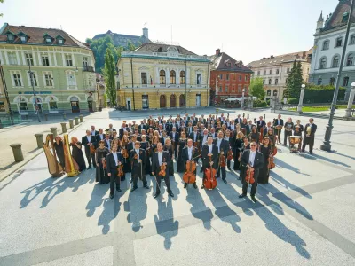 Orkester Slovenske filharmonije pred matično hi&scaron;o Foto: Janez Kotar