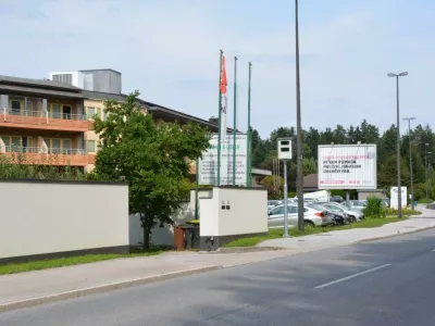 Prvi stacionarni radar v Medvodah bo hitrosti meril pred centrom starej&scaron;ih DEOS Medvode ob Zbiljski cesti. F Občina Medvode