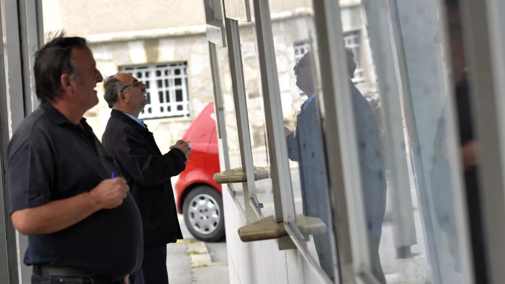 - Zavod RS za zaposlovanje, oglasna tabla - prosta delovna mesta, brezposelnost Parmova ulica 32 //FOTO: Tomaž Zajel&scaron;nik