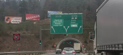 V okviru usmerjenega nadzora so bili odstranjeni tudi reklamni panoji nad predorom Golovec. Foto: Luka Cjuha, Bojan Velikonja