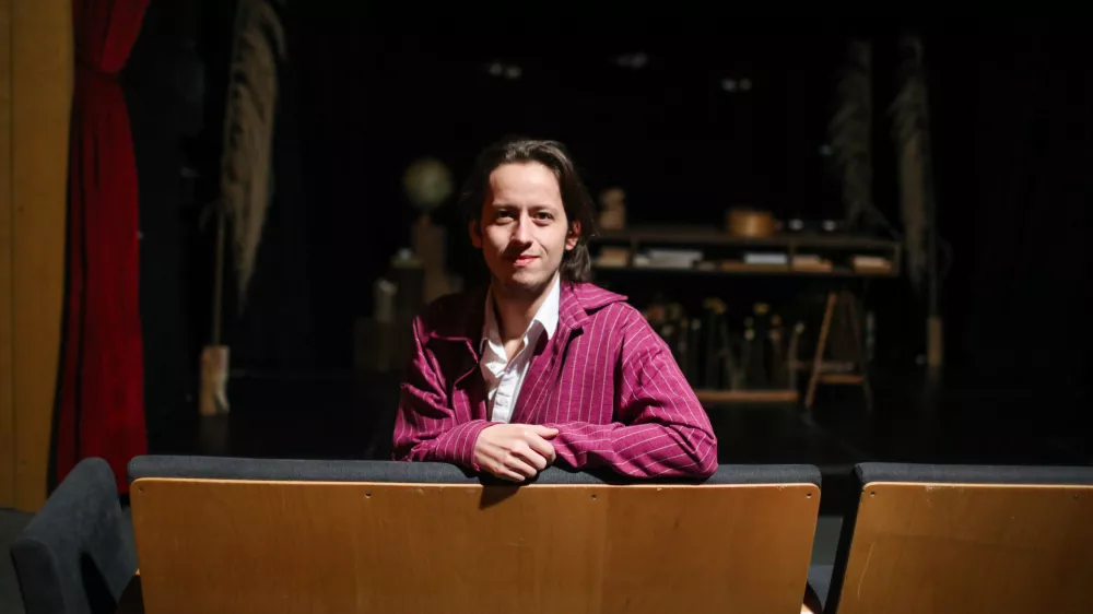 Benjamin Zajc, dramaturg LGL in selektor: &raquo;Letos bomo na festivalu gledali bunraku, namizne, ročne lutke in tudi svetlobo, glino, telo, predmete kot lutke. Tematsko se vseeno zdi, da smo izbirali uprizoritve, ki i&scaron;čejo stik s sodobno družbo.&laquo; Foto:&nbsp;Bojan Velikonja
