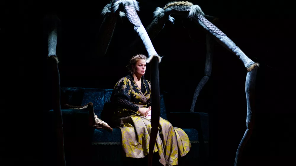 Kot otvoritveno predstavo so v sredo v Linhartovi dvorani Cankarjevega doma premierno uprizorili Hi&scaron;o za lutke po predlogi Henrika Ibsna, v režiji Yngvild Aspeli, v glavni vlogi je nastopila prvakinja ansambla LGL Maja Kun&scaron;ič. Foto: Johan Karlsson