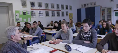 - šolstvo - dijaki - srednješolci - pouk - učiteljica - razred- Ekonomska šola Ljubljna, Prešernova ulica 6//FOTO: Luka Cjuha