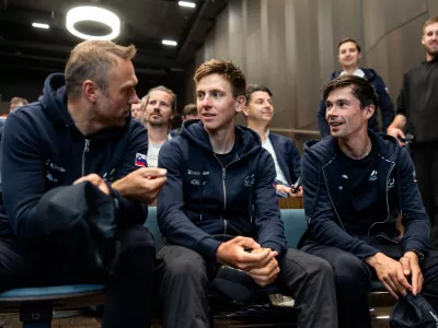 Kolesarski selektor Uro&scaron; Murn (levo) ter glavna aduta Tadej Pogačar in Primož Roglič že komaj čakajo nedeljsko cestno dirko na svetovnem prvenstvu. Foto: Sportida