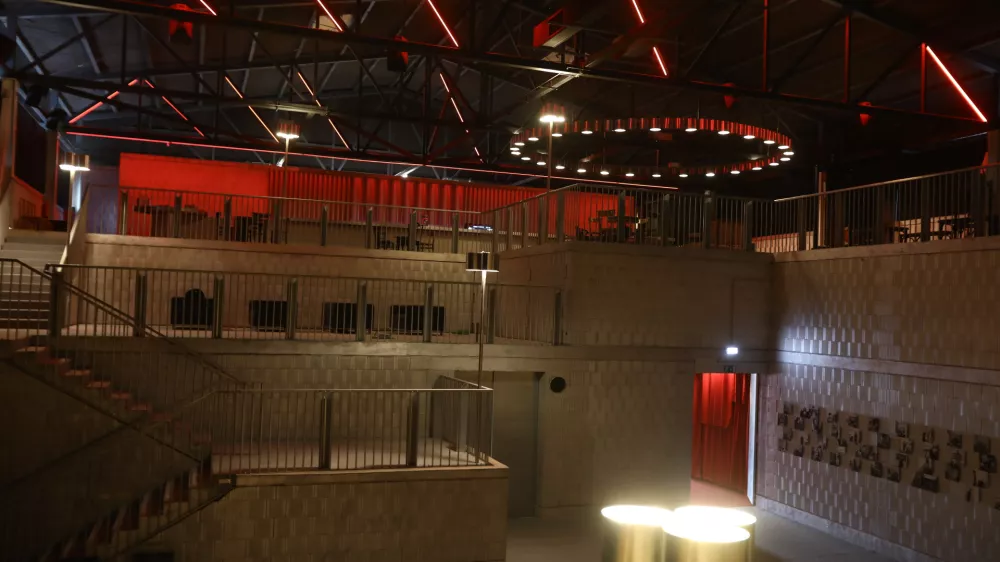 Del preddverja Velikega odra je tudi kavarna.&nbsp;Foto: Luka Cjuha