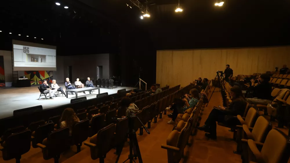 Dvorana Velikega odra v začasni Drami, kjer so v kompleksu na Litostrojski tudi Mala Drama in dva vadbena odra gledali&scaron;ča.&nbsp;Foto: Luka Cjuha