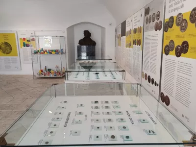 V kranjski Pre&scaron;ernovi hi&scaron;i vabijo na sprehod skozi zgodovino denarja ter k razmisleku o njegovem pomenu in sporočilu. Foto: Tina Jereb