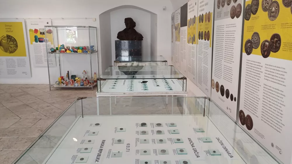 V kranjski Pre&scaron;ernovi hi&scaron;i vabijo na sprehod skozi zgodovino denarja ter k razmisleku o njegovem pomenu in sporočilu. Foto: Tina Jereb
