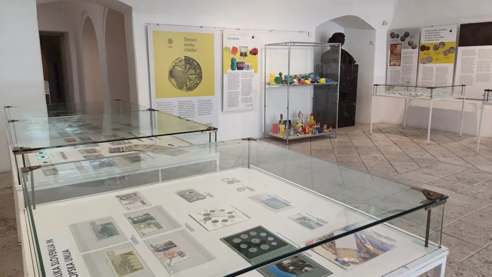 Predstavljen je denar v različnih oblikah in iz različnih obdobij zgodovine. Foto: Tina Jereb