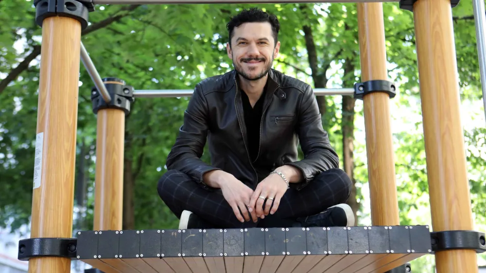 Režiser Goran Stolevski: &raquo;Kot avtsajder, manj&scaron;ina si prisiljen zgraditi določeno moč in čustveno zadržanost, ki je drugim ljudem ni treba vedno imeti.&laquo; Foto: Tomaž Skale