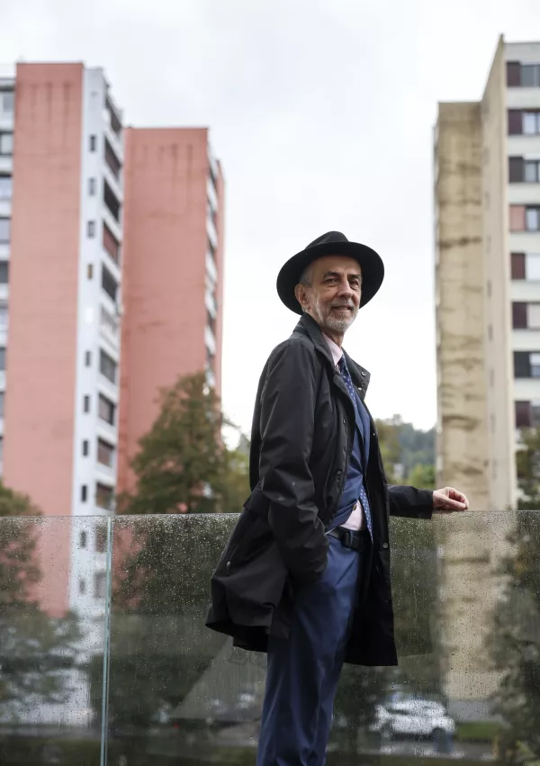 - 27.09.2024 - Prof. dr. Milan Jazbec je veleposlanik in redni profesor diplomacije, pisatelj in pesnik. Zaposlen je na Ministrstvu za zunanje zadeve Republike Slovenije (visoki predstavnik za Jadransko &ndash; Jonsko pobudo), živi v Ljubljani. Bil je &scaron;esti slovenski veleposlanik v Severni Makedoniji (2016&ndash;2020) in pred tem četrti slovenski veleposlanik v Turčiji (2010&ndash;2015), nerezidenčno akreditiran v Azerbajdžanu, Iraku, Iranu, Libanonu in Siriji. V ključnem obdobju slovenskega včlanjevanja v Nato je bil državni sekretar na obrambnem ministrstvu (2000&ndash;2004), zadolžen za obrambno politiko //FOTO: Jaka GasarOPOMBA: ZA OBJEKTIV - INTERVJU