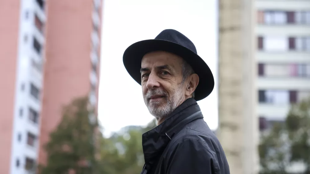 - 27.09.2024 - Prof. dr. Milan Jazbec je veleposlanik in redni profesor diplomacije, pisatelj in pesnik. Zaposlen je na Ministrstvu za zunanje zadeve Republike Slovenije (visoki predstavnik za Jadransko &ndash; Jonsko pobudo), živi v Ljubljani. Bil je &scaron;esti slovenski veleposlanik v Severni Makedoniji (2016&ndash;2020) in pred tem četrti slovenski veleposlanik v Turčiji (2010&ndash;2015), nerezidenčno akreditiran v Azerbajdžanu, Iraku, Iranu, Libanonu in Siriji. V ključnem obdobju slovenskega včlanjevanja v Nato je bil državni sekretar na obrambnem ministrstvu (2000&ndash;2004), zadolžen za obrambno politiko //FOTO: Jaka GasarOPOMBA: ZA OBJEKTIV - INTERVJU