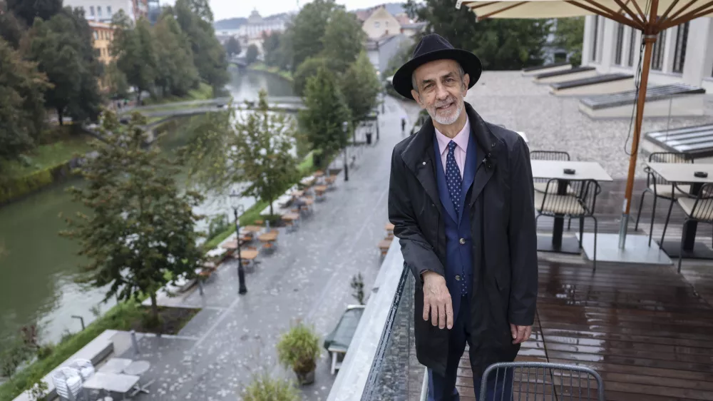 - 27.09.2024 - Prof. dr. Milan Jazbec je veleposlanik in redni profesor diplomacije, pisatelj in pesnik. Zaposlen je na Ministrstvu za zunanje zadeve Republike Slovenije (visoki predstavnik za Jadransko &ndash; Jonsko pobudo), živi v Ljubljani. Bil je &scaron;esti slovenski veleposlanik v Severni Makedoniji (2016&ndash;2020) in pred tem četrti slovenski veleposlanik v Turčiji (2010&ndash;2015), nerezidenčno akreditiran v Azerbajdžanu, Iraku, Iranu, Libanonu in Siriji. V ključnem obdobju slovenskega včlanjevanja v Nato je bil državni sekretar na obrambnem ministrstvu (2000&ndash;2004), zadolžen za obrambno politiko //FOTO: Jaka GasarOPOMBA: ZA OBJEKTIV - INTERVJU