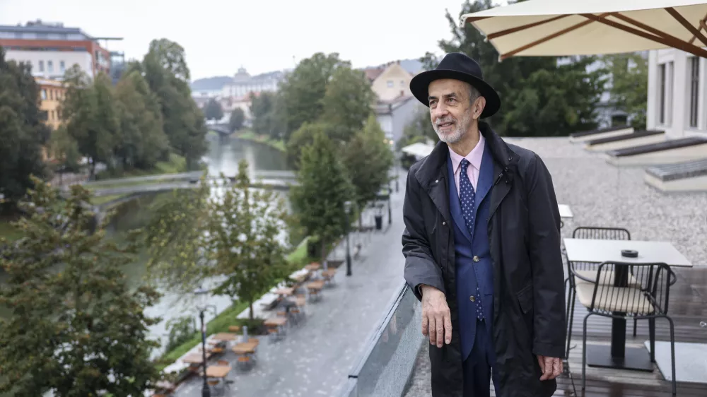 - 27.09.2024 - Prof. dr. Milan Jazbec je veleposlanik in redni profesor diplomacije, pisatelj in pesnik. Zaposlen je na Ministrstvu za zunanje zadeve Republike Slovenije (visoki predstavnik za Jadransko &ndash; Jonsko pobudo), živi v Ljubljani. Bil je &scaron;esti slovenski veleposlanik v Severni Makedoniji (2016&ndash;2020) in pred tem četrti slovenski veleposlanik v Turčiji (2010&ndash;2015), nerezidenčno akreditiran v Azerbajdžanu, Iraku, Iranu, Libanonu in Siriji. V ključnem obdobju slovenskega včlanjevanja v Nato je bil državni sekretar na obrambnem ministrstvu (2000&ndash;2004), zadolžen za obrambno politiko //FOTO: Jaka GasarOPOMBA: ZA OBJEKTIV - INTERVJU