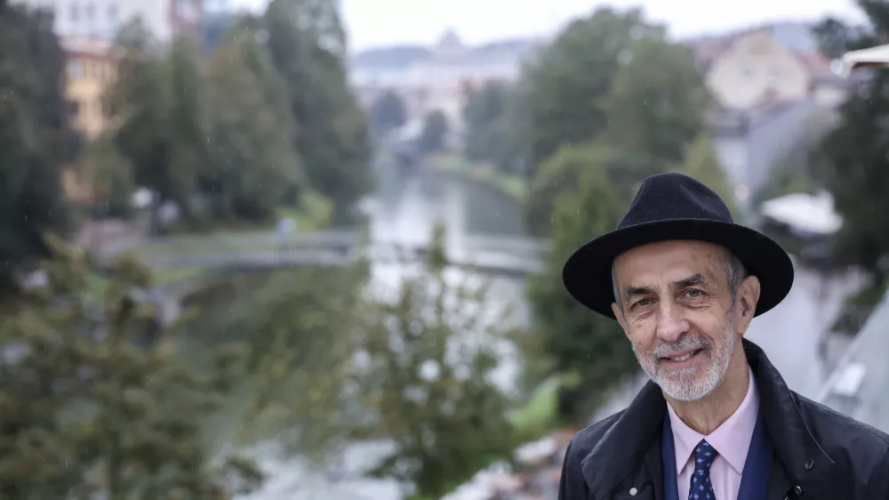 - 27.09.2024 - Prof. dr. Milan Jazbec je veleposlanik in redni profesor diplomacije, pisatelj in pesnik. Zaposlen je na Ministrstvu za zunanje zadeve Republike Slovenije (visoki predstavnik za Jadransko &ndash; Jonsko pobudo), živi v Ljubljani. Bil je &scaron;esti slovenski veleposlanik v Severni Makedoniji (2016&ndash;2020) in pred tem četrti slovenski veleposlanik v Turčiji (2010&ndash;2015), nerezidenčno akreditiran v Azerbajdžanu, Iraku, Iranu, Libanonu in Siriji. V ključnem obdobju slovenskega včlanjevanja v Nato je bil državni sekretar na obrambnem ministrstvu (2000&ndash;2004), zadolžen za obrambno politiko //FOTO: Jaka GasarOPOMBA: ZA OBJEKTIV - INTERVJU