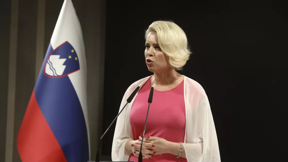  predsednica DZ mag. Ur&scaron;ka Klakočar Zupančič- 06.07.2023 - izjava ministrice za javno upravo Sanje Ajanović Hovnik ter predsednice Državnega zbora mag. Ur&scaron;ke Klakočar Zupančič na temo plačnega dogovora s sodno vejo oblasti. //FOTO: Luka Cjuha