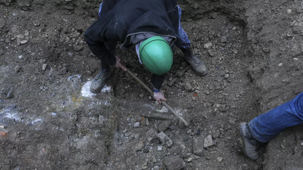 - 25.11.2014 - Slovenska cesta - arheolo&scaron;ko najdi&scaron;če ob prenovi Slovenske ceste v Ljubljani - arheologi odkrili 2000 let staro rimsko cesto - arheolo&scaron;ka izkopavanja -   //FOTO: Jaka Gasar