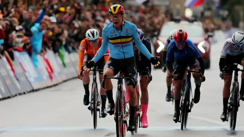 Belgijska kolesarka Lotte Kopecky&nbsp;je drugič zapovrstjo postala svetovna prvakinja na cestni dirki. Foto: Reuters
