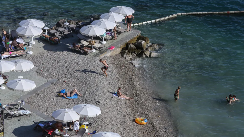 - Portorož - plaža - kopalci - Piranski zaliv  - 10.07.2017 &ndash; Poletje - reportaža na slovenski obali - poletno dopustovanje - turizem - obala  //FOTO: Jaka Gasar