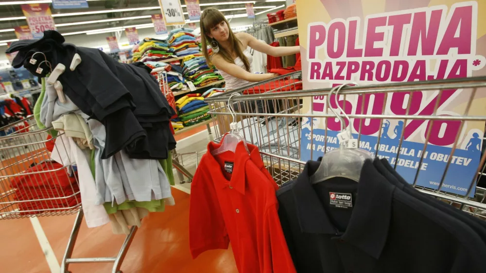 Učinke podražitev oblačil po poletnih razprodajah na inflacijo so skoraj v celoti izničile pocenitve počitni&scaron;kih aranžmajev. Fotografija je simbolična.