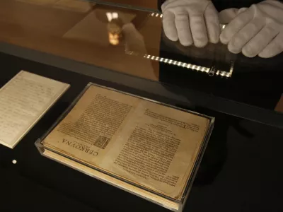 Cerkovna ordninga - edini ohranjeni izvod Trubarjeve knjige - razstava o življenju in delu Primoža Trubarja (1508-1586).- ob 500-letnici rojstva Primoža Trubarja v Narodnem muzeju edini ohranjeni izvod Trubarjeve Cerkovne ordninge, ki &scaron;e nikoli ni zapustila Vatikanske knjižnice, kamor je pri&scaron;la iz ene izmed nem&scaron;kih knjižnic, ki so bile darovane Vatikanu- Trubar je Cerkovno ordningo napisal leta 1564, za Slovence pa je pomembna predvsem zato, ker je prvo pravno besedilo v sloven&scaron;čini. Z njo je Trubar pokazal, da je sloven&scaron;čina sposobna tudi strokovnih besedil, //FOTO: Matej Pov&scaron;eOPOMBA: ZA OBJAVO V ČASOPISU DNEVNIK