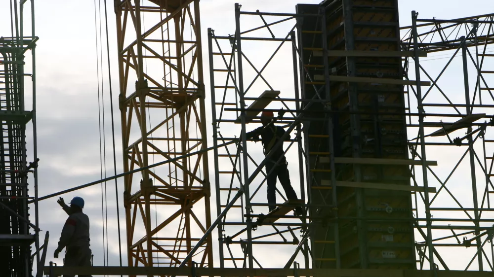- simbolična fotografija - gradbeni&scaron;tvo - gradbena dela, gradbeni oder - delavci - delo na črno (&scaron;u&scaron;marji) - - - 07.05.2015 - gradbi&scaron;če ob Gerbičevi in Koprski ulici za novi Nacionalni gimnastični center Cerar-Pegan-Petkov&scaron;ek, gradnja sodobnega gimnastičnega centra za razvoj vseh &scaron;portnih panog pod okriljem Gimnastične zveze Slovenije,//FOTO: Tomaž Skale